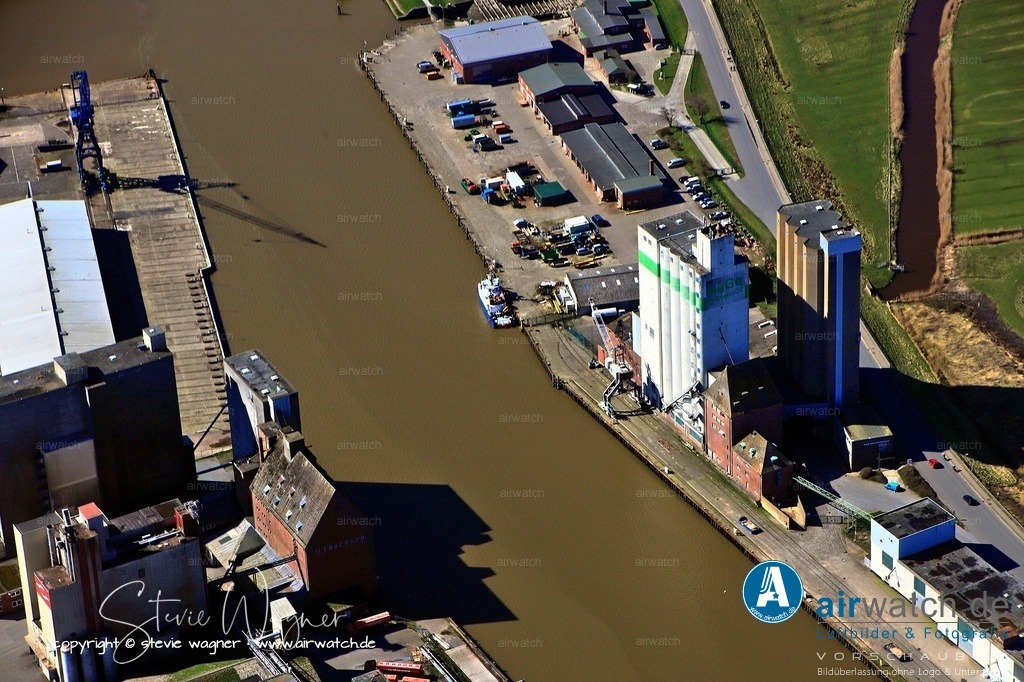 Luftbild Nordsee, Husum, Aussenhafen, ATR-Landhandel | Entdecken Sie atemberaubende Luftbilder und Fotografien auf airwatch.de - Tauchen Sie ein in eine Welt voller faszinierender Aufnahmen aus der Vogelperspektive.
