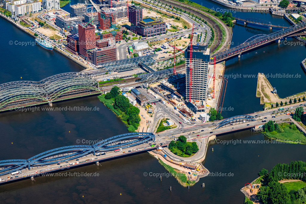 Hamburg_Elbtower_Hafencity_ELS_0214200625 | HAMBURG 20.06.2025 Baustelle zum Neubau des Hochhaus- Gebäudekomplexes " Elbtower " an der Zweibrückenstraße zwischen Oberhafenkanal und Norderelbe im Ortsteil HafenCity in Hamburg, Deutschland. Weiterführende Informationen bei: David Chipperfield Architects - Gesellschaft von Architekten mbH,  Ed. Züblin AG,  Implenia AG,  NOBU HOTELS CORPORATE OFFICE,  SIGNA HOLDING GMBH,  ZÜBLIN Timber GmbH. // Construction site for new high-rise building complex " Elbtower " on Zweibrueckenstrasse between Oberhafenkanal and Norderelbe in the district HafenCity in Hamburg, Germany. Further information at: David Chipperfield Architects - Gesellschaft von Architekten mbH,  Ed. Zueblin AG,  Implenia AG,  NOBU HOTELS CORPORATE OFFICE,  SIGNA HOLDING GMBH,  ZUeBLIN Timber GmbH. Foto: Martin Elsen