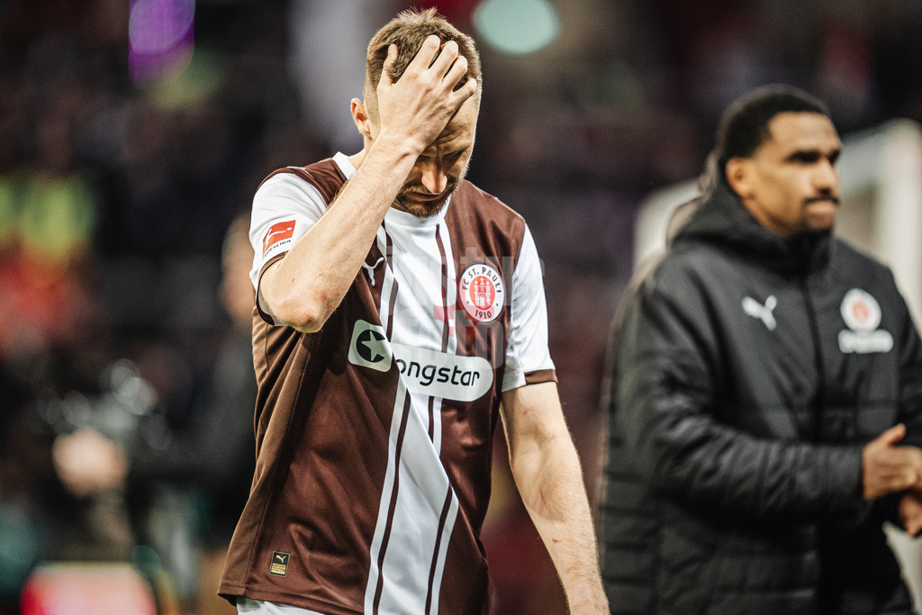 Fußball | Männer | Saison 2025/2026  | Fußball-Bundesliga | 29. Spieltag | FC St. Pauli vs. FC Bayern München | 11.04.2026 | Karol Mets (#3, FC St. Pauli) fässt sich an den Kopf nach dem Spiel enttäuscht