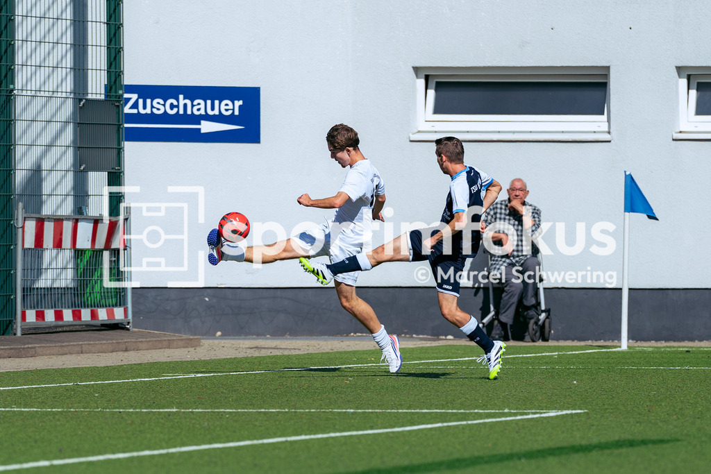 SV Jägerhaus-Linde – TSV Beyenburg | Sean Luca Schmidtke (17, SV Jägerhaus-Linde) bei der Ballannahme. Kreisliga A: SV Jägerhaus-Linde gegen TSV Beyenburg, Wuppertal, 27.09.2026. Endstand: 1:2 (0:1). sportimfokus / Marcel Schwering - Realisiert mit Pictrs.com