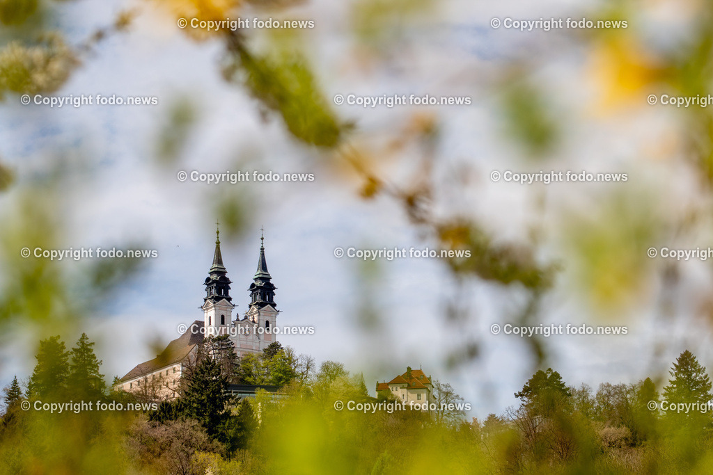 Linz_ Pöstlingberg_ 15.04.2025-15 | 15.04.2025, LINZ, AUT, Themenbild, im Bild Poestlingberg, Kirche, Berg, Fruehling, Himmel, Turm, Tuerme, Ausflugsziel, Poestlingbergkirche, Wallfahrtsbasilika, Wahrzeichen, Linz, Baeume, Pflanzen, Feature, Symbolbild