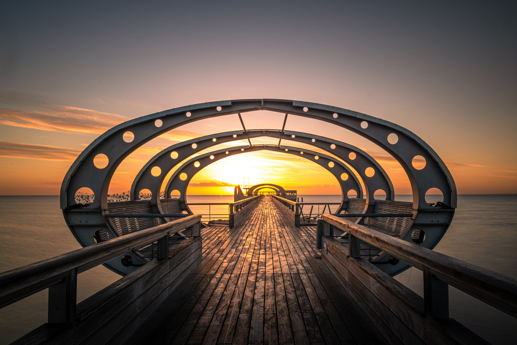 Seebrücke von Kellenhusen | Die Erlebnis-Seebrücke ist 305 Meter lang und spannt sich wie ein Bogen über den Strand und das Wasser.