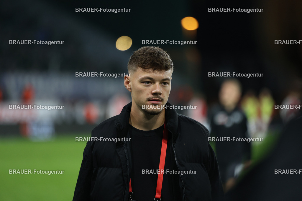 Rot-Weiss Essen - VFL Osnabrück | Essen, Deutschland, 17.09.2025 Jannik Hofmann  (Rot-Weiss Essen) schaut während des 3.Liga Spiels zwischen  Rot-Weiss Essen und VFL Osnabrück am 17.09.2025 im Stadion an der Hafenstraße in Essen. (Foto von Timo Bluhmki-Schmidt/Brauer Fotoagentur