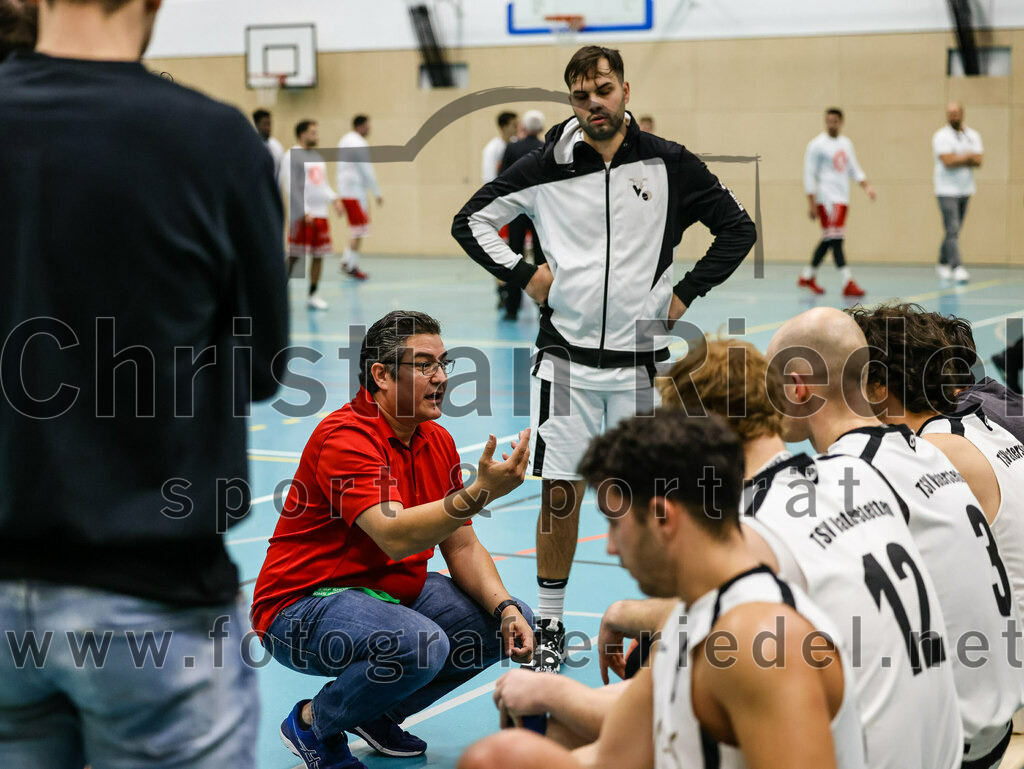 2022-12-03_003_TSV_Vaterstetten_gegen_TG_Landshut | Vaterstetten, Deutschland, 03.12.2022:
Basketball, Bayernliga Herren Südost 2022 / 2023, 7. Spieltag, TSV Vaterstetten gegen TG Landshut, Endergebnis: 71:78

Trainer Daniel Paz (TSV Vaterstetten)

Foto: Christian Riedel / fotografie-riedel.net