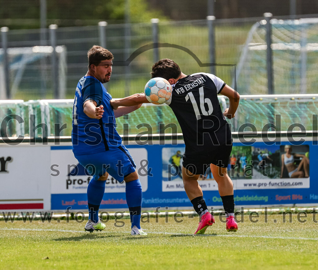 2023-07-22_091_FC_Langengeisling_gegen_VfB_Eichstaett_II | Erding, Deutschland, 22.07.2023:
Fußball, Bezirksliga Oberbayern Ost 2023 / 2024, Testspiel, FC Langengeisling gegen VfB Eichstätt II, Endergebnis: 3:2

Florian Rupprecht (FC Langengeisling, #11), Demirhan Saylan (VFB Eichstätt, #16)

Foto: Christian Riedel / fotografie-riedel.net