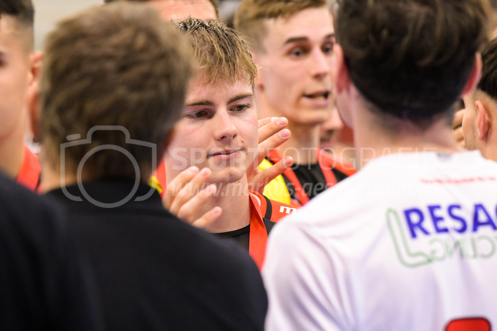 HC Rychenberg vs. Floorball Köniz - 28. August 2022 | HC Rychenberg vs. Floorball Köniz
AXA Arena, Winterthur
Kimo Oesch (#9 HC Rychenberg) gratuliert den Supercup-Gewinnern.
Bild: Sportfotografie Markus Aeschimann | www.markus-aeschimann.ch - Realisiert mit Pictrs.com