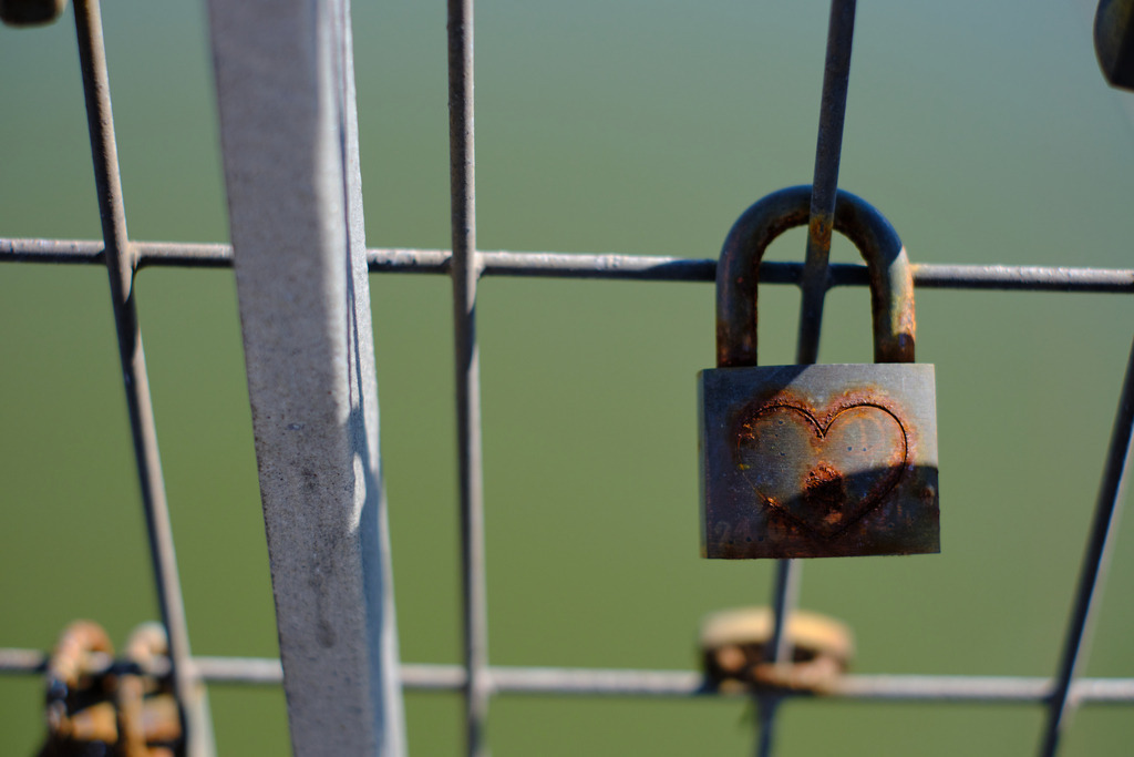 rostiges Liebesschloss am Brückenzaun | Linz, Austria - April 03, 2025: rostiges Liebesschloss mit Herz am Brückenzaun. - Realisiert mit Pictrs.com