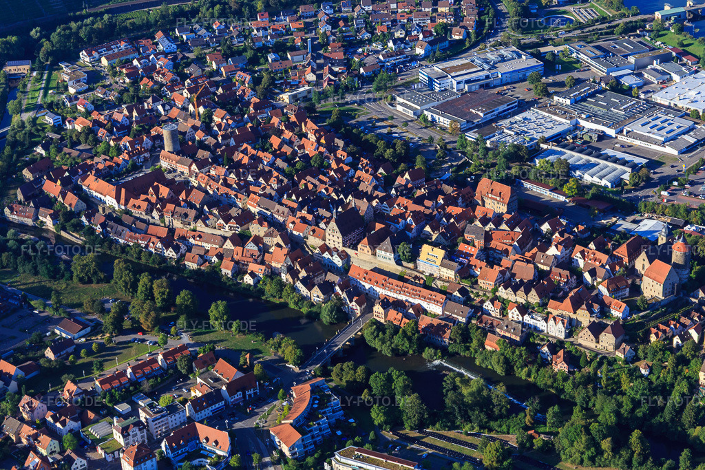 Luftbild: Historische Altstadt über der Enz mit Waldhornturm, Stadtmauer und Standesamt in Besigheim im Bundesland Baden-Württemberg in Deutschland. Foto: IMG_093520.jpg vom 22.08.2016 durch Werner Riehm/FLY-FOTO.de
