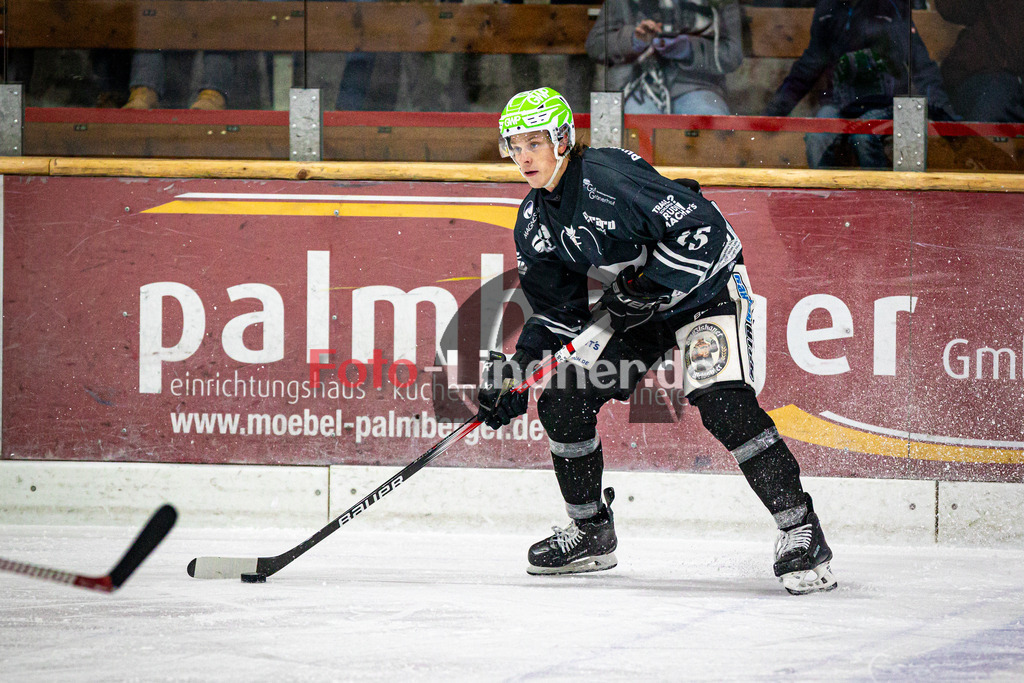 TSV Peißenberg MINERS gegen TEV Miesbach | Eishockey Bayernliga Herren Vorrunde 2024/25, TSV Peißenberg MINERS gegen TEV Miesbach, 20241201,Ryan MURPHY (MINERS 15) in Aktion, Feisteller,2024-12-01 in Peißenberg (Eisstadion Peißenberg)Ryan MURPHY (MINERS 15)Copyright: WolfgangxLindner