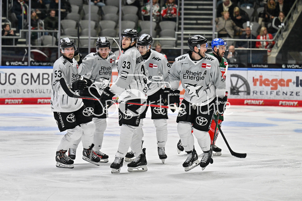 Augsburger Panther - Kölner Haie | Jubel der Haie nach dem Treffer zum 3-5 durch Josh CURRIE (Koelner Haie #18) / Freude / Happy / Tor / Torschuezte / DEL: Augsburger Panther - Kölner Haie, Curt Frenzel Stadion am 29.09.2024