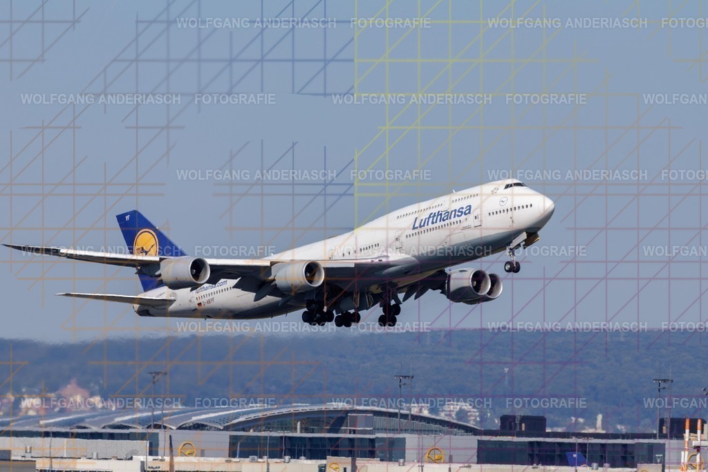 2025819-102254_FRA_07C_R3C_0362 | Am Flughafen Frankfurt am Main treffen Dynamik und Präzision aufeinander: Startende und landende Flugzeuge verschiedenster Airlines, festgehalten in Farbe und Schwarz-Weiß. Von kraftvollen Silhouetten bis zur majestätischen Erscheinung der Königin der Lüfte – zeitlose Momente moderner Luftfahrt. - Realisiert mit Pictrs.com