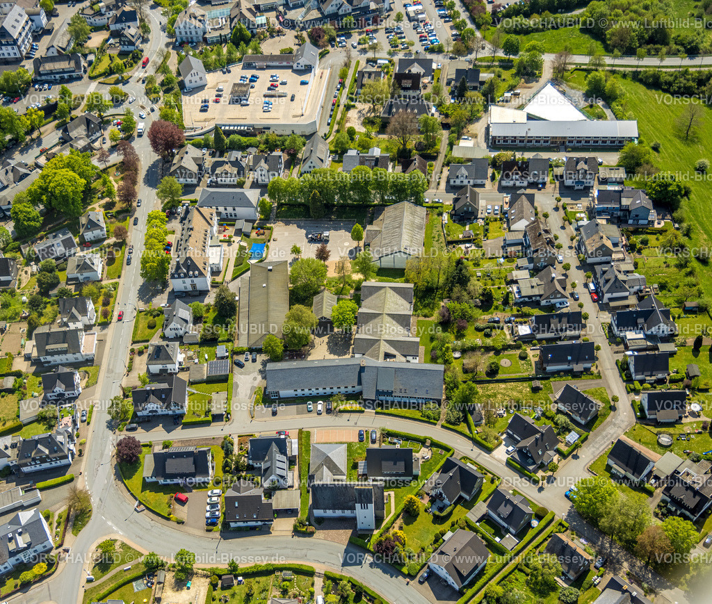 Schmallenberg240505391 | Luftbild, Wohngebiet Ortsansicht, kath. Grundschule, HIT Supermarkt, Holz und Touristikzentrum, Schmallenberg, Sauerland, Nordrhein-Westfalen, Deutschland