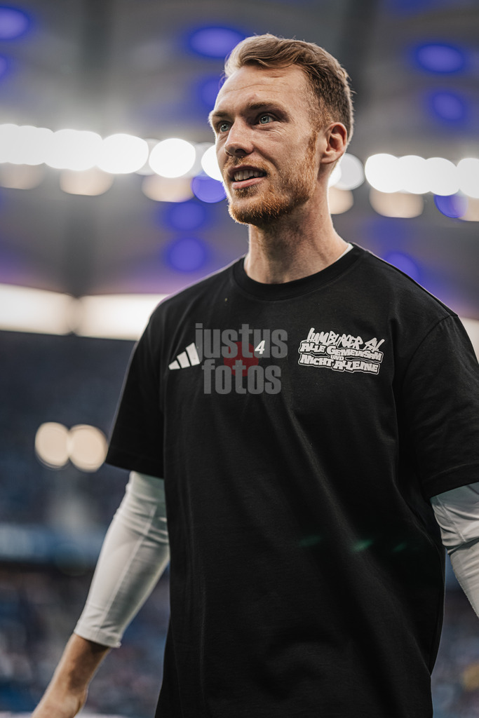 Fußball | Männer | Saison 2024/2025 | 2. Fußball-Bundesliga | 27. Spieltag | Hamburger SV vs. SV 07 Elversberg | 28.03.2025 | Sebastian Schonlau (#4, HSV) nach dem Aufwärmen mit einem Tshirt mit der Aufschrift Alle Gemeinsam und Nicht Alleine