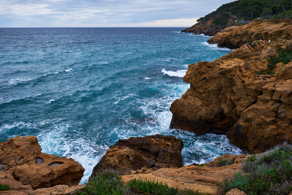 Blick vom Wanderweg auf die Felsen und das Meer | Begur, Spanien - May 07, 2024: Platja de Sa Riera; Blick vom Wanderweg auf die Felsen und das Meer. - Realisiert mit Pictrs.com
