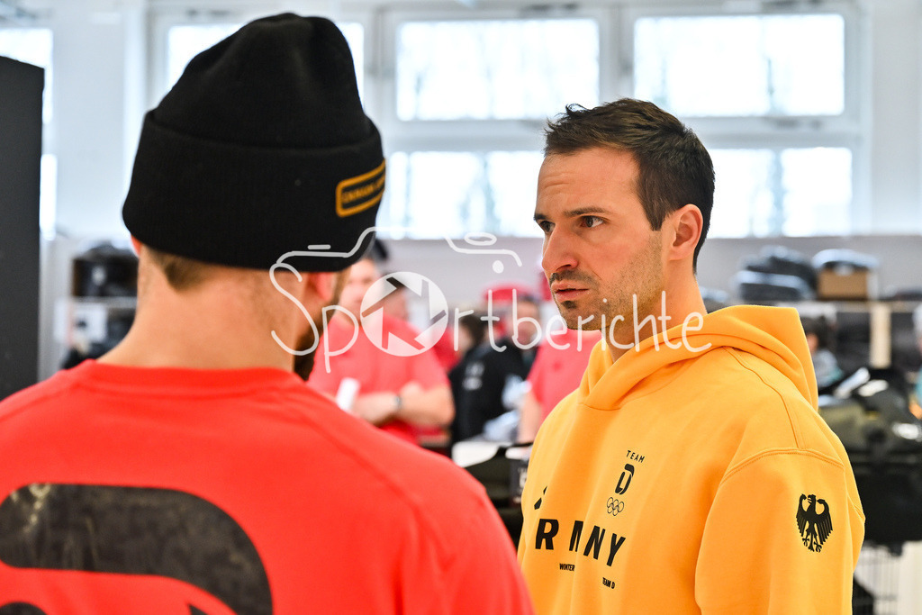 Einkleidung Team D Milano Cortina 2026 | Munich, GERMANY - 12. JANUARY: Mathias NIEDERBERGER (Spieler vom EHC München) und Parker TUOMIE (Spieler der Kölner Haie) bei der Einkleidung des Teams D am 12.01.2026 in der MTC world of fashion in München