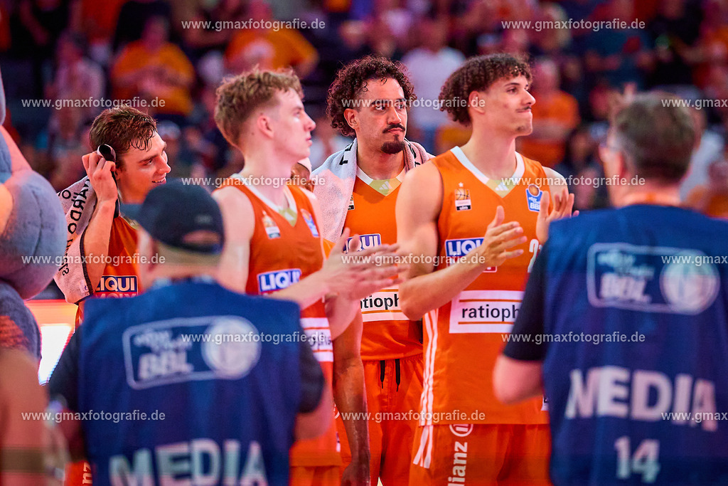 GER, ratiopharm ulm gegen FC Bayern, Basketball, 2. PlayOff, Finale, EasyCredit Bundesliga, Spielzeit 2024/2025, 18.06.2025 | Zufriedene Gesichter beim Team von ratiopharm ulm nach SpielendeGER, ratiopharm ulm gegen FC Bayern, Basketball, 2. PlayOff, Finale, EasyCredit Bundesliga, Spielzeit 2024/2025, 18.06.2025Foto: Eibner-Pressefoto/Gerald Oelze-de Stoppany