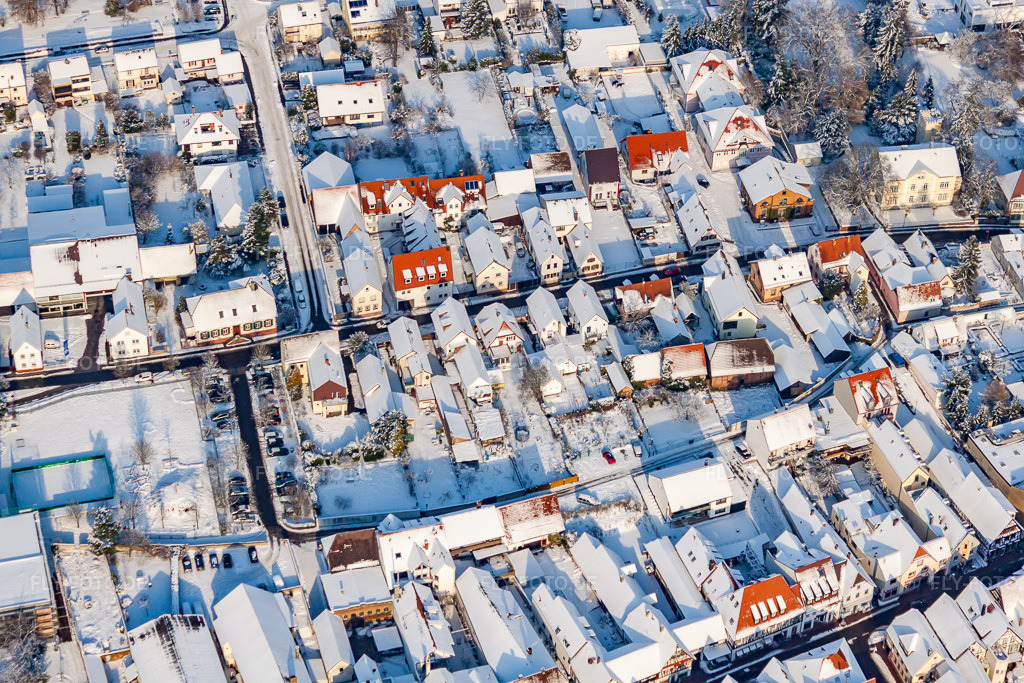 Luftbild: Marktstraße im Winter bei Schnee in Kandel im Bundesland Rheinland-Pfalz in Deutschland. Foto: IMG_35944.jpg vom 18.12.2010 durch Werner Riehm/FLY-FOTO.de