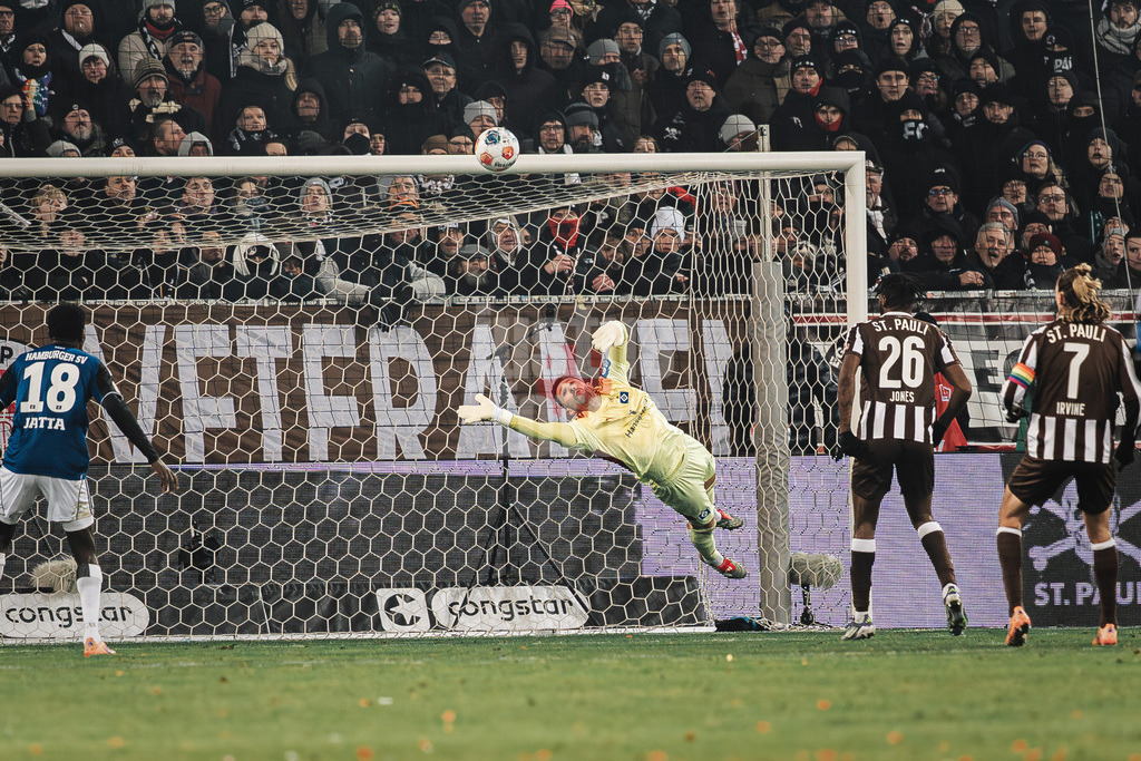 Fußball | Männer | Saison 2025/2026  | Fußball-Bundesliga | 19. Spieltag | FC St. Pauli vs. Hamburger SV | 23.01.2026 | Parade von Daniel Heuer Fernandes (#1, HSV)