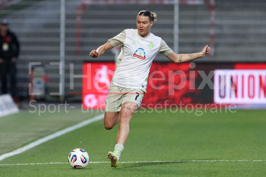 Fussball, Google Pixel Frauen-Bundesliga, 1. FC Union Berlin - SV Werder Bremen | Larissa Mühlhaus (SV Werder Bremen, 7) am Ball, Freisteller, Einzelbild, Ganzkörper, Aktion, Action, Spielszene, DIE DFB-RICHTLINIEN UNTERSAGEN JEGLICHE NUTZUNG VON FOTOS ALS SEQUENZBILDER UND/ODER VIDEOÄHNLICHE FOTOSTRECKEN. DFB REGULATIONS PROHIBIT ANY USE OF PHOTOGRAPHS AS IMAGE SEQUENCES AND/OR QUASI-VIDEO.