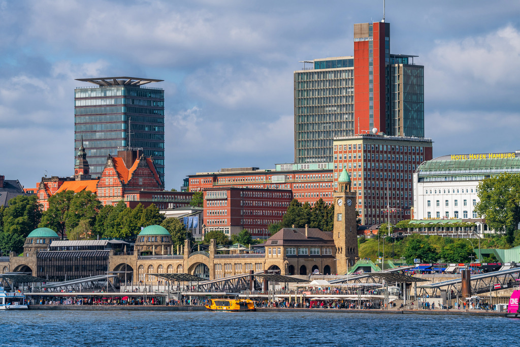 10230414 - Blick von der Elbe auf die Landungsbrücken | Blick von der Wasserseite auf die Landungsbrücken und die Skyline von St.Pauli.