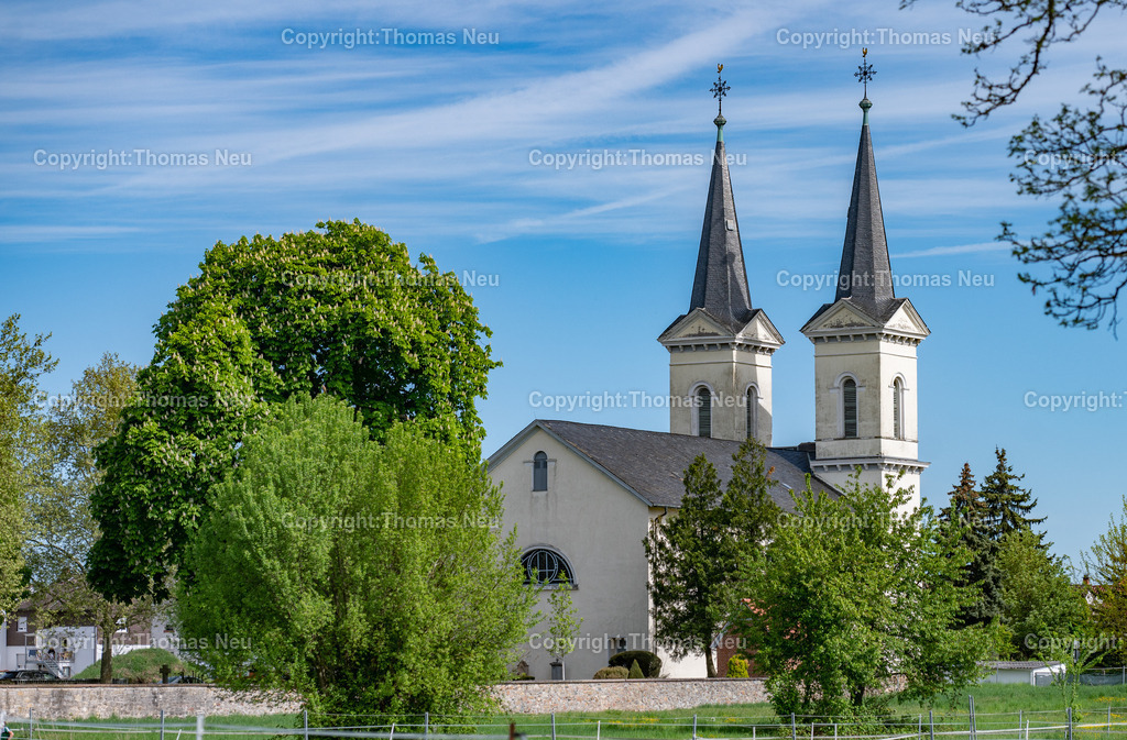 Kirche-klassizistische-Schwanheim-evangelische-Bensheim-Bergstrasse-Fotografie-Thomas_Neu.jpg | Bensheim,Stadtteil Schwanheim im Ried gelegen, die evangelische Kirche nach Plänen des Darmstädter Hofarchitekten Georg Moller, Wikipedia: Die Evangelische Kirche Schwanheim ist eine 1821 im klassizistischen Stil errichtete Kirche in Bensheim-Schwanheim. Die doppeltürmige Kirche ist ein unter Denkmalschutz stehendes Kulturdenkmal und Wahrzeichen von Schwanheim. Die Kirchengemeinde gehört zum Dekanat Bergstraße in der Propstei Starkenburg der Evangelischen Kirche in Hessen und Nassau. ,Bild: Thomas Neu