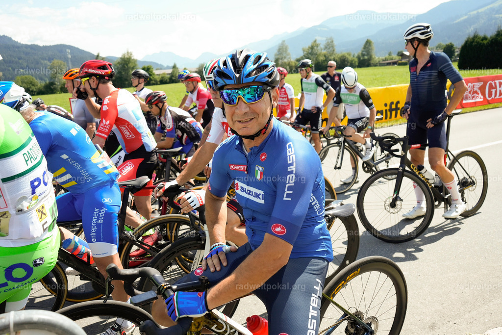 327_20230817_Bewerb_Maenner_Muehlanger | AUT - OESTERREICH, 2023-08-16: SPORT RENNRAD-FAHREN - 55. INTERNATIONALER RADWELTPOKAL IN ST. JOHANN IN TIROL  - Vintage-Radrennen mit WM-Bronze-Medaillen-Siegerin Christina Schweinberger, den Teilnehmer und Alexander Baumann (vom Orginastions-Team) - TAG 2 BEWERB MAENNER IN SECHS GRUPPEN  ; Foto: Roland Muehlanger