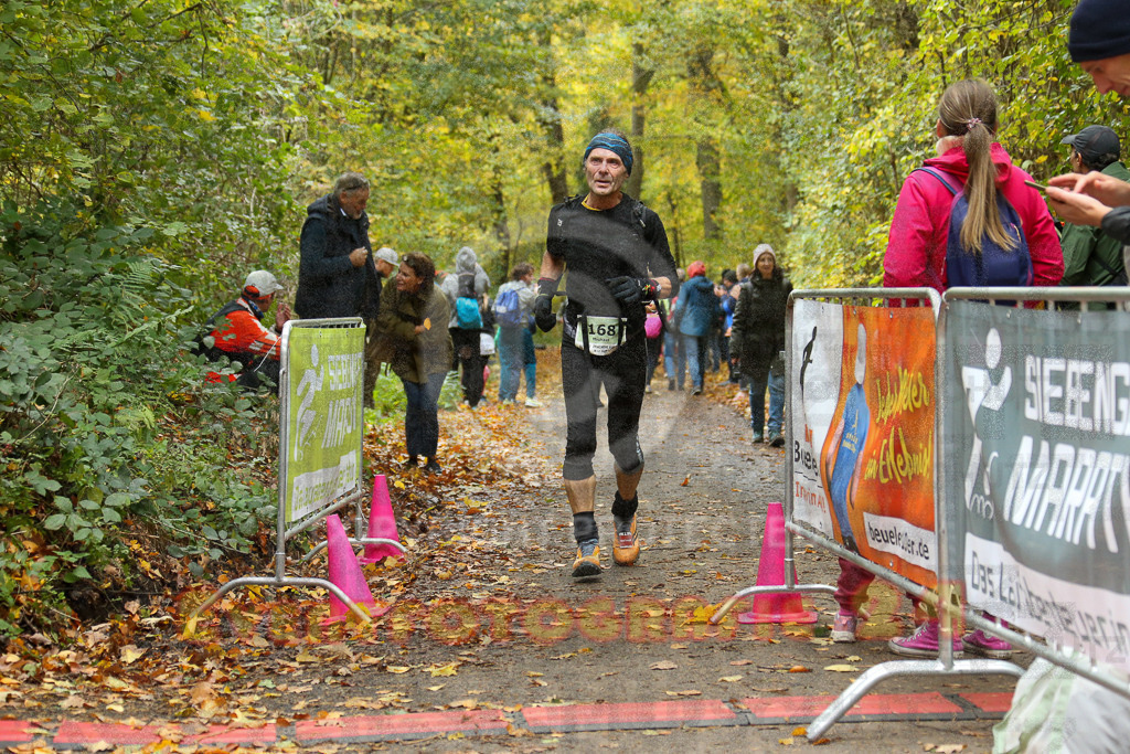 251026_1318_EX1_3140 | Sportfotografie im Rhein-Sieg Kreis, Köln, Bonn, NRW, Rheinland Pfalz, Hessen, etc. Unser Tätigkeitsfeld umfasst den Laufsport vom Volkslauf über den Marathon, Duathlon, Triathon bis zum Ultralauf wie Kölnpfad Ultra oder Schindertrail.