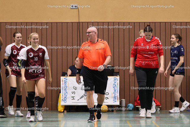 Handball I Juniorinnen I Saison 2026-2027 I Oberliga Schleswig-Holstein I 3. Spieltag I HSG Kalkberg 06 - TSV Bargteheide 054 | v.l. Lilly Marit Frank (10, TSV Bargteheide), Matthias Kock (Schiedsrichter), Leonie Annalena Wall (1, HSG Kalkberg 06) - Realisiert mit Pictrs.com