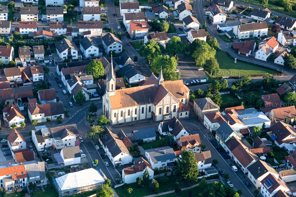 Luftbild: St. Jakobus Kirche in Karlsdorf im Ortsteil Karlsdorf in Karlsdorf-Neuthard im Bundesland Baden-Württemberg in Deutschland. Foto: IMG_115309.jpg vom 13.06.2019 durch Werner Riehm/FLY-FOTO.de