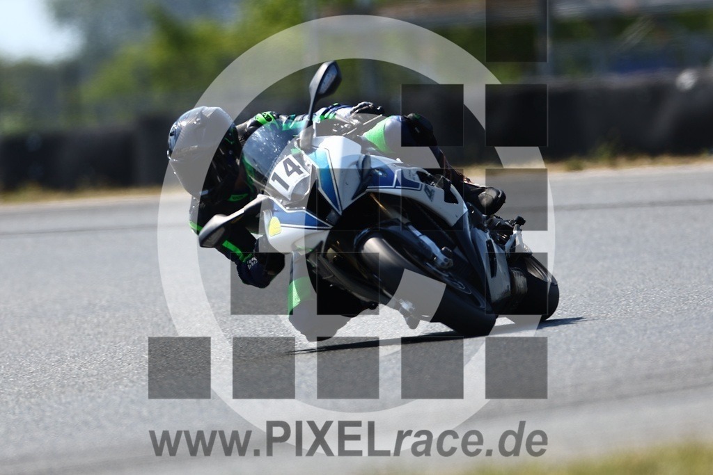 0014-20240813_06558 | Schöne Erinnerungen an spannende Momente - das festzuhalten ist unser Job. PIXELrace.de ist seit 2003 auf den Rennstrecken Europas unterwegs um die Action draußen beim Fahren und die wunderbare Stimmung imm Fahrerlager für euch einzufangen.