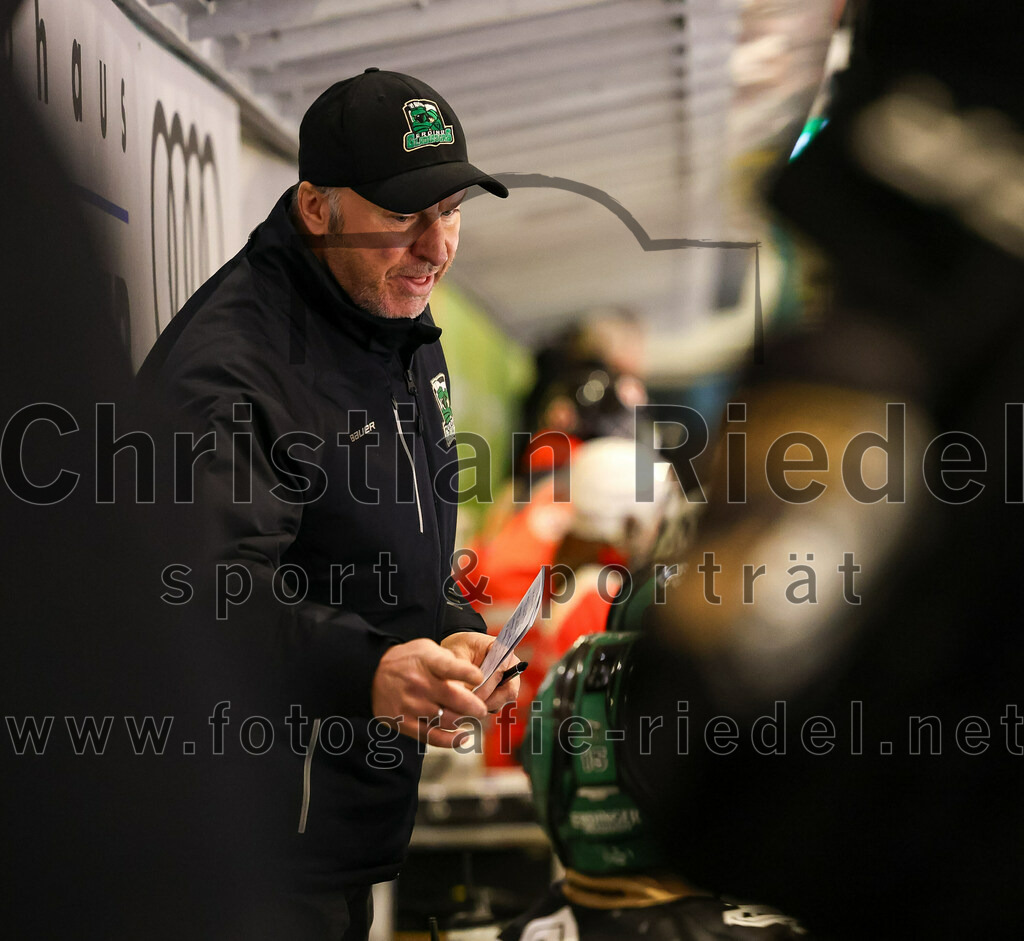 2024-02-23_051_TSV_Erding_gegen_ERSC_Amberg | Erding, Deutschland, 23.02.2024:
Eishockey, Bayernliga Playoffs 2023 / 2024, 3. Spieltag, TSV Erding gegen ERSC Amberg, Endergebnis: 2:3 n. V.

Teamchef Thomas Daffner (Erding Gladiators)

Foto: Christian Riedel / fotografie-riedel.net