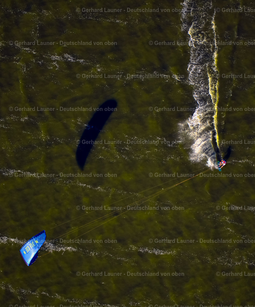 9300184 | BORN AM DARß 25.08.2016 Surfer - Kitesurfer in Fahrt in Born am Darß an der Ostseeküste im Bundesland Mecklenburg-Vorpommern, Deutschland. // Surfer - kitesurfer in motion in Born am Darss at the baltic sea coast in the state Mecklenburg - Western Pomerania, Germany. Foto: Gerhard Launer