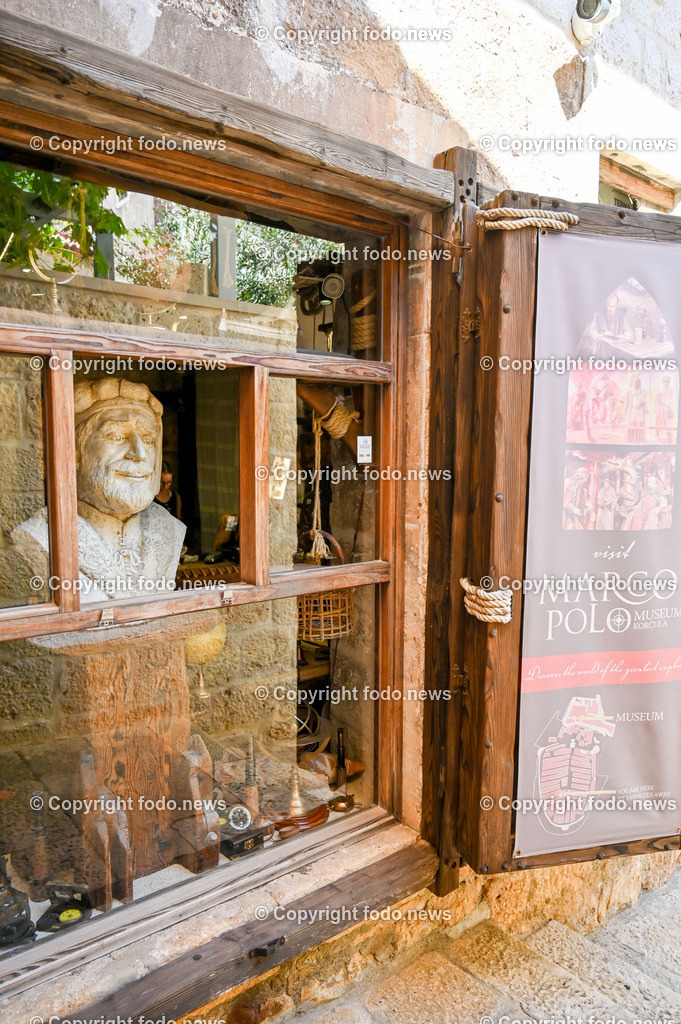 Kroatien_ Korcula_ Insel in Sueddalmatien_ Korcula Stadt_ 13.09.2024-217 | 13.09.2024, Kroatien, HRV, Korcula, Insel in Sueddalmatien, Korcula Stadt im Bild Hafen, Hafenansichten, Boot, Boote, Schiff, Schiffe, Gebauede, Adria, Meer, Stadtansichten, Altstadt, Marco Polo, Museum, Touristen, Souvenier, Restaurant, KonobaKorcula - Schwarzes Korfu - benannt nach den dunklen Kiefernwaeldern, ist eine zu Kroatien gehoerende Insel in der Adria vor der Kueste Sueddalmatiens. Zugleich ist sie Teil des Dinarischen Gebirges. Quelle: Wikipedia