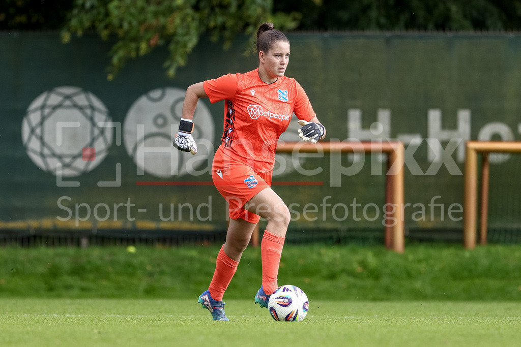 Fussball, Testspiel Frauen, SV Werder Bremen - SC Heerenveen | Brenda Badenhop (Torhüterin, SC Heerenveen, 23) am Ball, Freisteller, Einzelbild, Ganzkörper, Aktion, Action, Spielszene