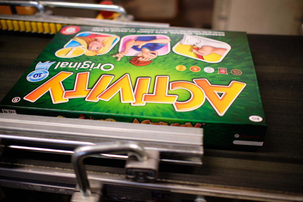 Piatnik Activity auf dem Fliessband zur Befüllung | Wien, Austria - April 07, 2021: Piatnik &amp; Söhne Spieleverlag; Piatnik Activity auf dem Fliessband zur Befüllung. - Realisiert mit Pictrs.com