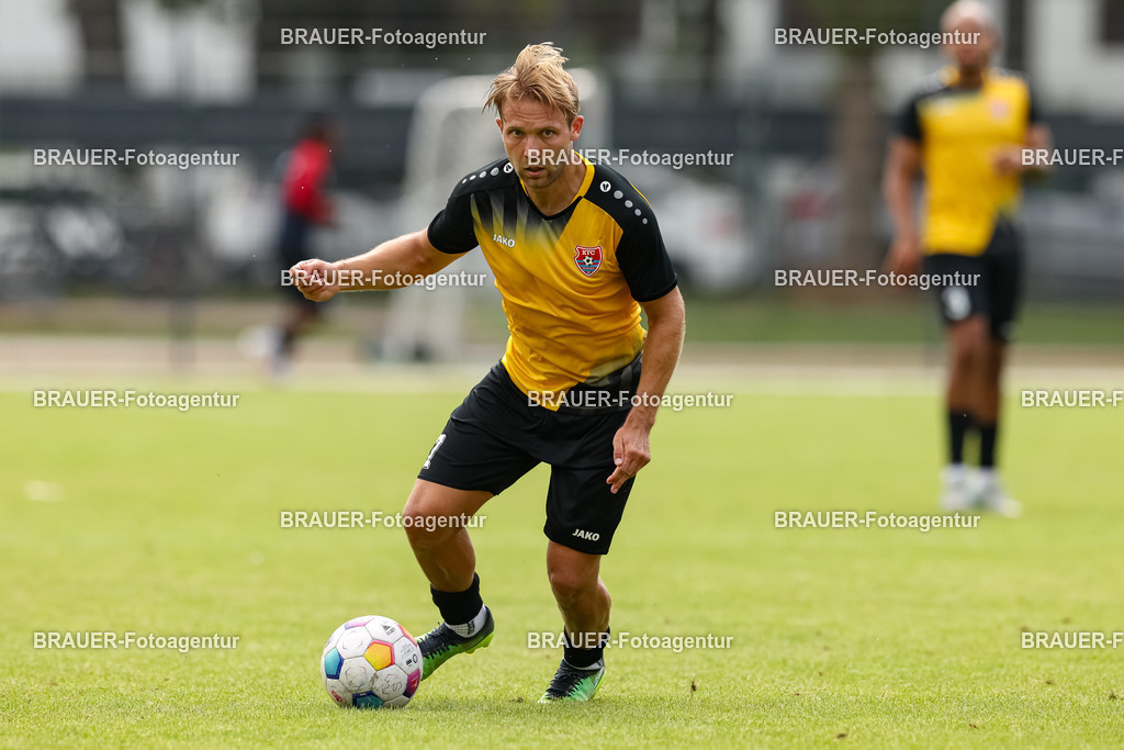 1_SVSKFC_20250726_0744.JPG -  - SV Schermbeck - KFC Uerdingen  - Testspiel | Schermbeck, Deutschland, 26.07.25: Alexander Lipinski (KFC Uerdingen) in Aktion, am Ball, Einzelaktion während des Testspiel Spiels zwischen SV Schermbeck - KFC Uerdingen  in der Volksbank Arena am 26. July 2025 in Schermbeck, Deutschland. (Foto von Stefan Brauer/Brauer-Fotoagentur)
