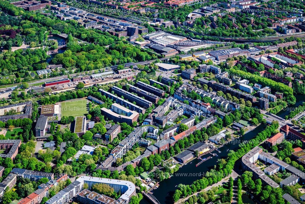 Hamburg_Barmbek_Süd_Bootsvermietung_Dornheim_ELS_3606010525 | HAMBURG 01.05.2025 Stadtansicht am Ufer des Flußverlaufes " Osterbekkanal " im Ortsteil Barmbek-Süd in Hamburg, Deutschland. // City view on the river bank " Osterbekkanal " in the district Barmbek-Sued in Hamburg, Germany. Foto: Martin Elsen