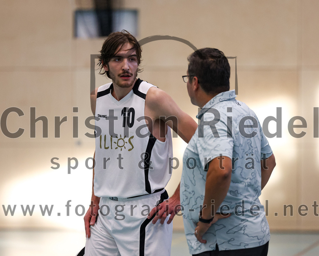 2022-10-16_021_TSV_Vaterstetten_gegen_Baskets_Vilsbiburg_2 | Vaterstetten, Deutschland, 16.10.2022:
Basketball, Bayernliga Herren Südost 2022 / 2023, 1. Spieltag, TSV Vaterstetten gegen Baskets Vilsbiburg 2, Endergebnis: 83:64

Finn Liebig (TSV Vaterstetten, #10), Trainer Daniel Paz (TSV Vaterstetten)

Foto: Christian Riedel / fotografie-riedel.net