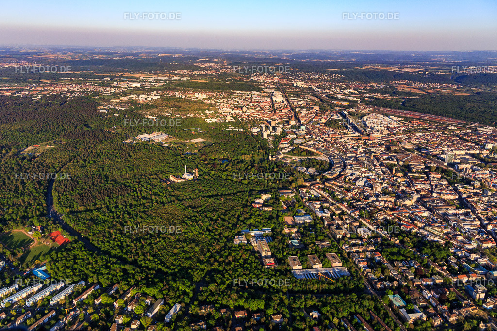 Adenauerring im Hardtwald und Zirkel um den Schloßpark der Fächerstadt | Luftbild: Adenauerring im Hardtwald und Zirkel um den Schloßpark der Fächerstadt im Ortsteil Innenstadt-West in Karlsruhe im Bundesland Baden-Württemberg in Deutschland. Foto: IMG_120547.jpg vom 23.04.2020 durch ©2025 Werner Riehm fly-foto.de/copyright - Realisiert mit Pictrs.com