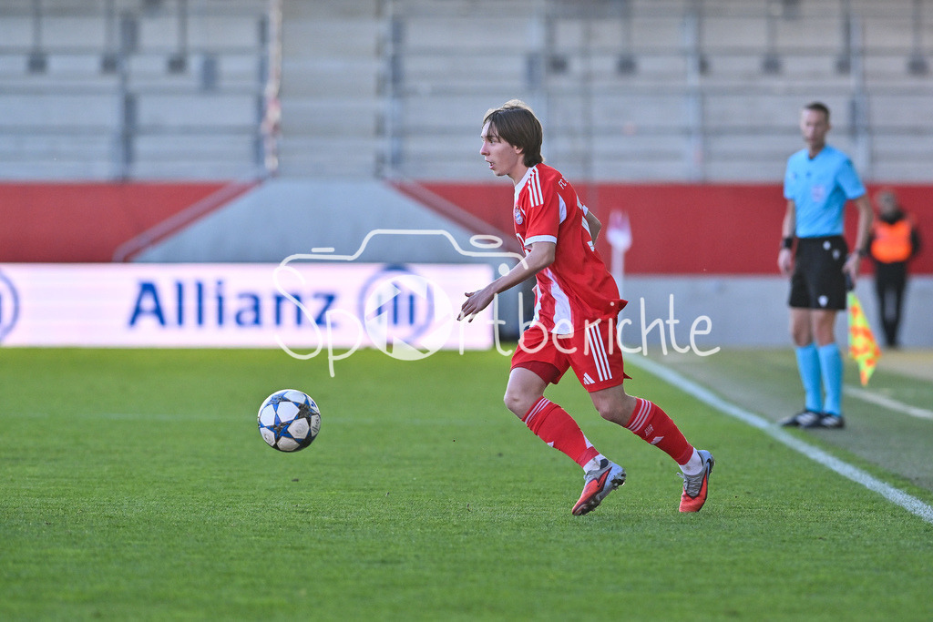 FC Bayern München U19 - Sporting Lissabon U19 | MUNICH, GERMANY - 09. DECEMBER: am Ball Bohdan OLYCHENKO (FC Bayern München U19 11) während dem Match zwischen der U19 des FC Bayern München und der U19 von Sporting Lissabon am 6. Spieltag der UEFA Youth League Ligaphase am FC Bayern Campus