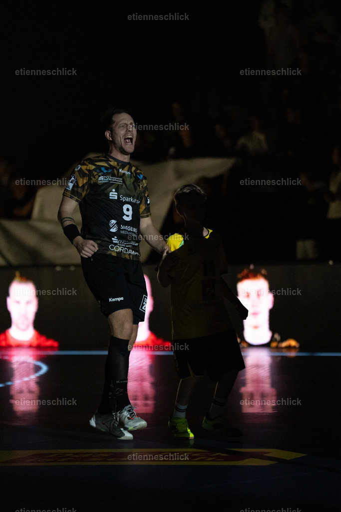 HC Elbflorenz 2006 - TV 05/07 Hüttenberg, 2. Handball-Bundesliga, 6. Spieltag | Im Bild: Julius Dierberg (9, Dresden) beim Spielereinlauf04.10.2026, HC Elbflorenz 2006 - TV 05/07 Hüttenberg, 2. Handball-Bundesliga, 6. Spieltag, Deutschland, Dresden, BallsportArena Dresden