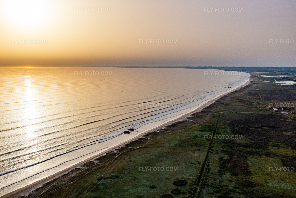 Aerial view: TREGUENNEC Beach in Tréguennec in the state Finistere, France. – Photo: IMG_132534.jpg taken on 06/17/2022 by Werner Riehm/FLY-FOTO.com – Resolution of the original: 5394 x 3596 px