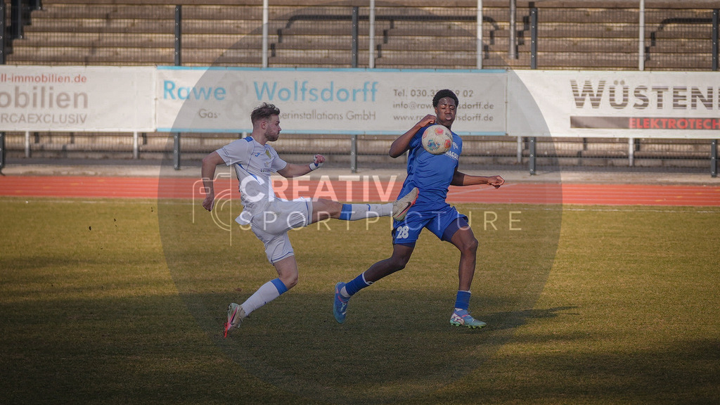 Fußball, Herren, Saison 2025/2026, Regionalliga Nordost, 25. Spieltag, F.C. Hertha 03 Zehlendorf vs. FSV 63 Luckenwalde, Sonntag 08.03.2026, Ernst-Reuter-Sportfeld | Fußball, Herren, Saison 2025/2026, Regionalliga Nordost, 25. Spieltag, F.C. Hertha 03 Zehlendorf vs. FSV 63 Luckenwalde, Sonntag 08.03.2026, Ernst-Reuter-Sportfeld, Im Bild: Nanitonda Mayivanga Quiala (r. Zehlendorf) und Phil Butendeich (l. Luckenwalde) - Realisiert mit Pictrs.com