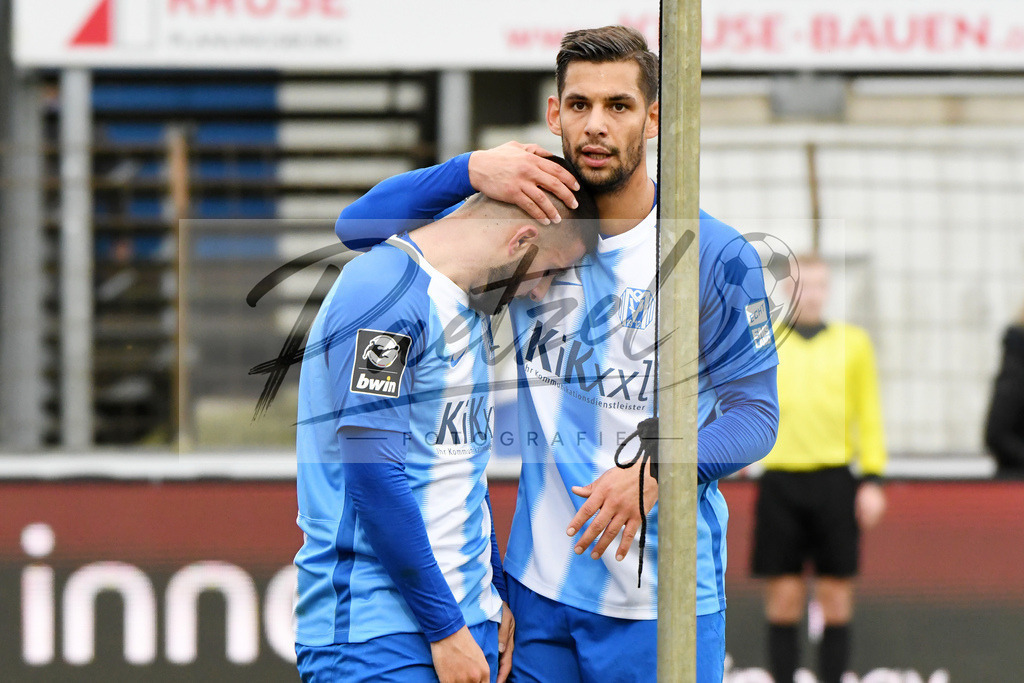 20200201_MEPCHE_0026 | Fußball, Herren: Deniz Undav (SV Meppen) und Luka Tankulic (SV Meppen) schauen waehrend des Spiels der 3. Liga zwischen SV Meppen und Chemnitzer FC in der Haensch-Arena am 01.02.2020 in Meppen, Deutschland. DFB / DFL REGULATIONS PROHIBIT ANY USE OF PHOTOGRAPHS AS IMAGE SEQUENCES AND/OR QUASI-VIDEO. - Realisiert mit Pictrs.com