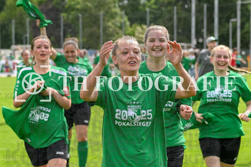 GER, FC Hauingen - SV Waldhaus, Frauen-Fussball, Rothaus Bezirkpokal, Finale, Saison 2024/2025, 29.05.2025 | Team SV Waldhaus freut sich ueber den Sieg und den Gewinn des Bezirkspokals.GER, FC Hauingen - SV Waldhaus, Frauen-Fussball, Rothaus Bezirkpokal, Finale, Saison 2024/2025, 29.05.2025Foto: TH Fotografie/Thomas Hess
