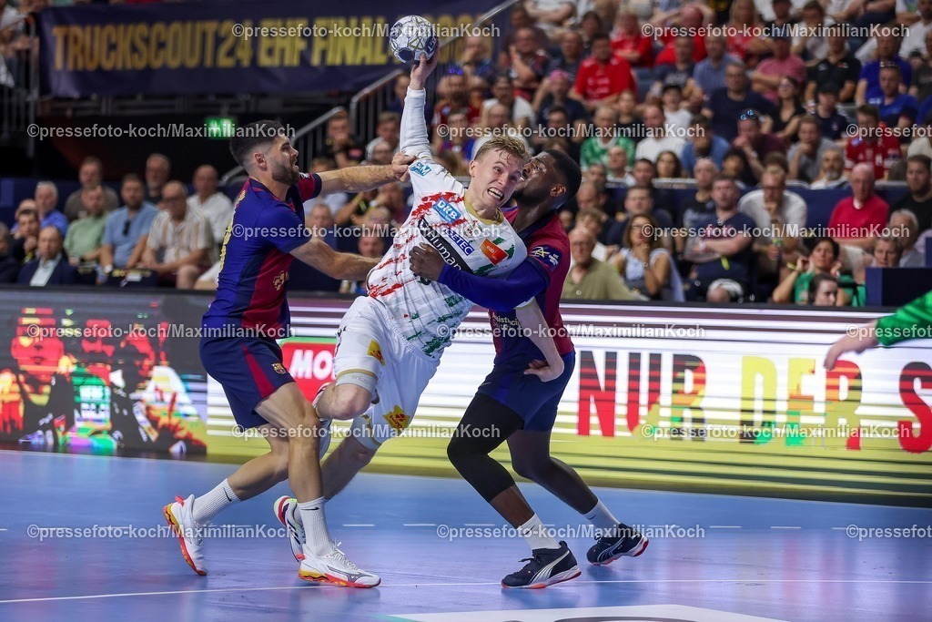 KoeEHF14062502014 | 14.06.2025, Handball, Halbfinale TruckScout24 EHF FINAL4, LANXESS arena Köln, FC Barcelona - SC Magdeburg: Gisli Kristjansson (Magdeburg #10) gegen Blaz Janc (Barca FC Barcelona ESP #18) und Dika Mem (Barca FC Barcelona ESP #10) 