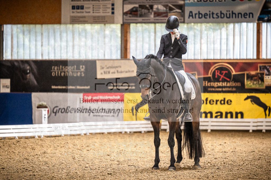 DOS_1514 | Entdecke hochwertige Reitturnierfotos von Foto Oger. Professionell, emotional und authentisch – jetzt Lieblingsmomente im Shop bestellen.Deutschlandweite Turnierfotografie. - Realisiert mit Pictrs.com