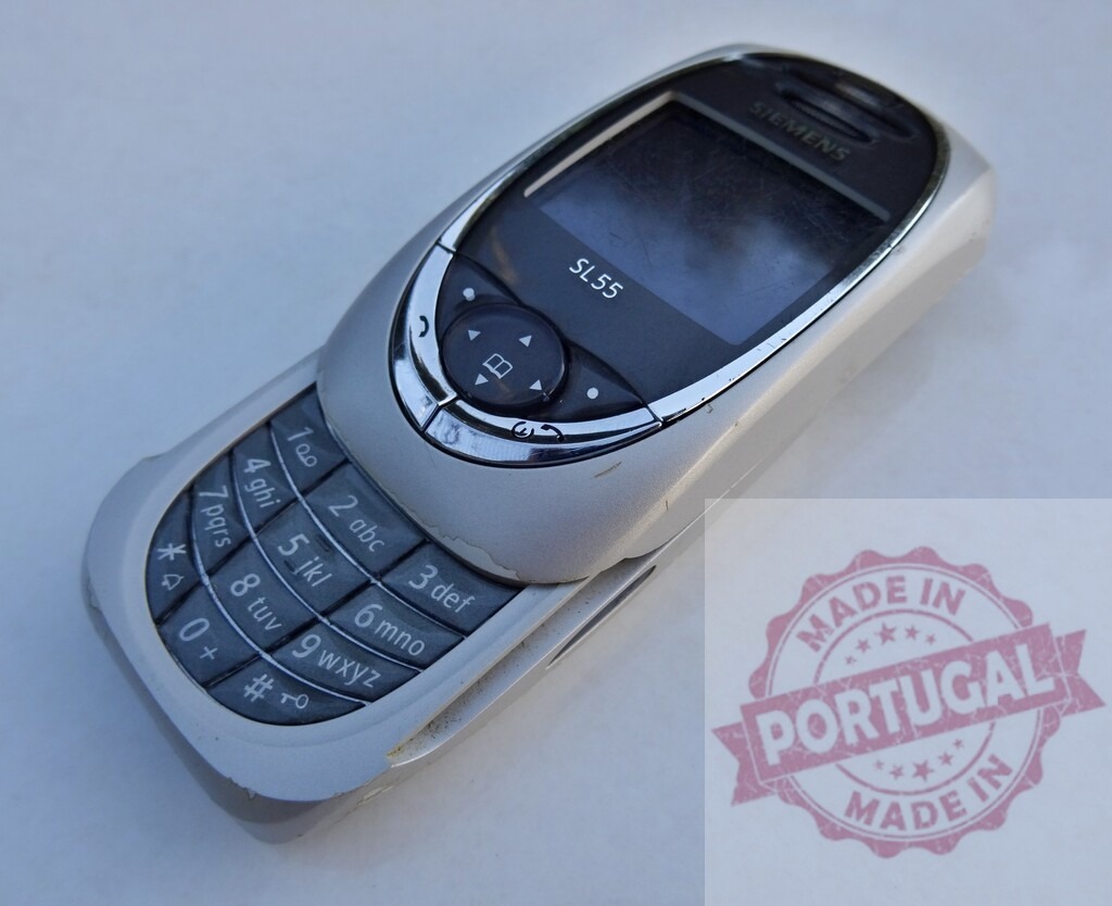Siemens SL55 mobile phone showing keypad and small screen | Old Siemens SL55 mobile phone laying on a white background, showing keypad and small screen - Realisiert mit Pictrs.com