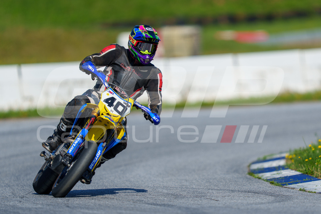 SuperMoto_Staatsmeisterschaft_Greinbach_152 | GRIPcapture steht für authentische Sportfotografie in Österreich – für Momente, die mehr sind als Geschwindigkeit oder Ergebnis. Es geht um Emotion, Spannung, Fokus und den Augenblick, der oft nur einen Wimpernschlag dauert.Ob Motorsport, Teamsport oder 