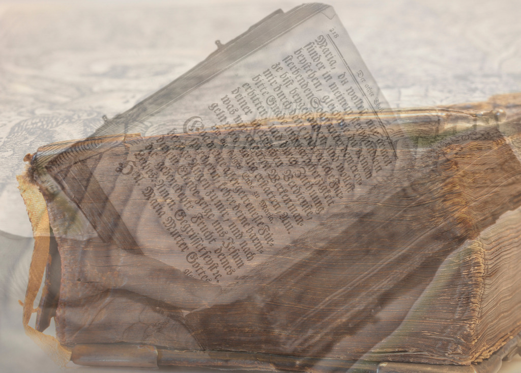 Gebetbuch in Händen – Brücke durch die Zeit | Fotografische Überblendung: alte Gebetbuchseiten und lesende Hände – Symbol für die Verbindung von Glaube, Vergänglichkeit und menschlicher Nähe. - Realisiert mit Pictrs.com